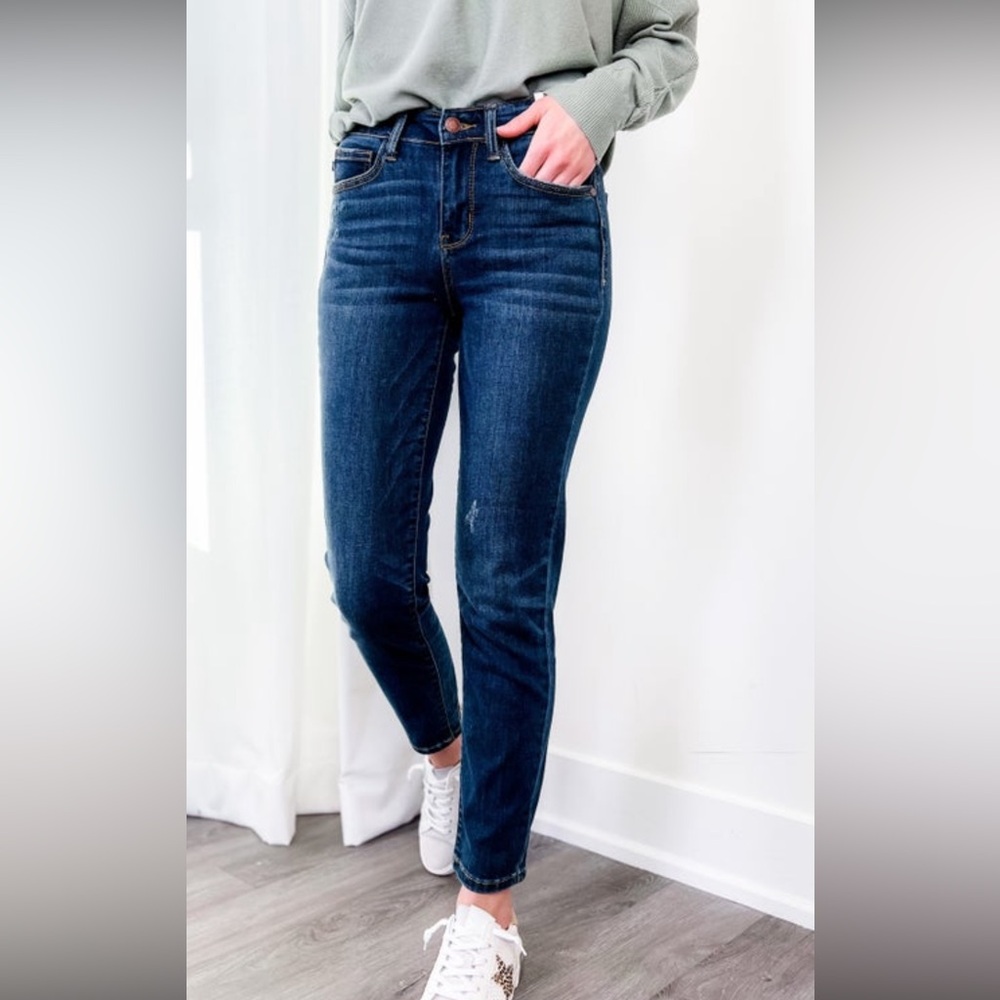 Judy Blue Dark Wash Cropped Mid Rise Relaxed Fit Jeans